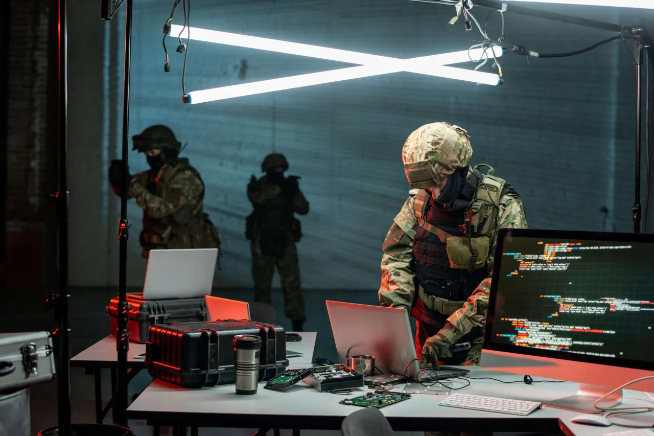 Wojna hybrydowa: Co to jest i jakie ma skutki dla bezpieczeństwa?