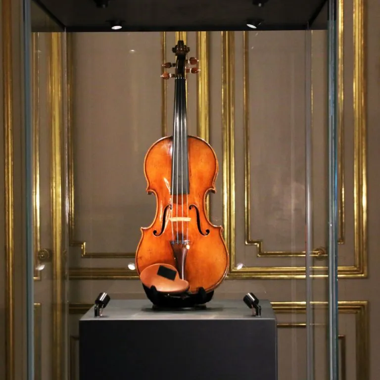 Jak wyglądają oryginalne skrzypce Stradivariusa? 5 cech Jak wyglądają oryginalne skrzypce Stradivariusa? 5 cech