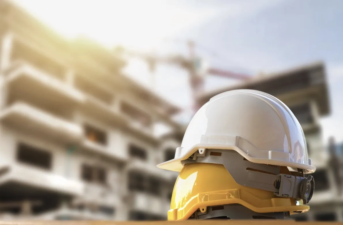 Ryzyko na budowie i w rozrywce online – jak podejmować mądre decyzje