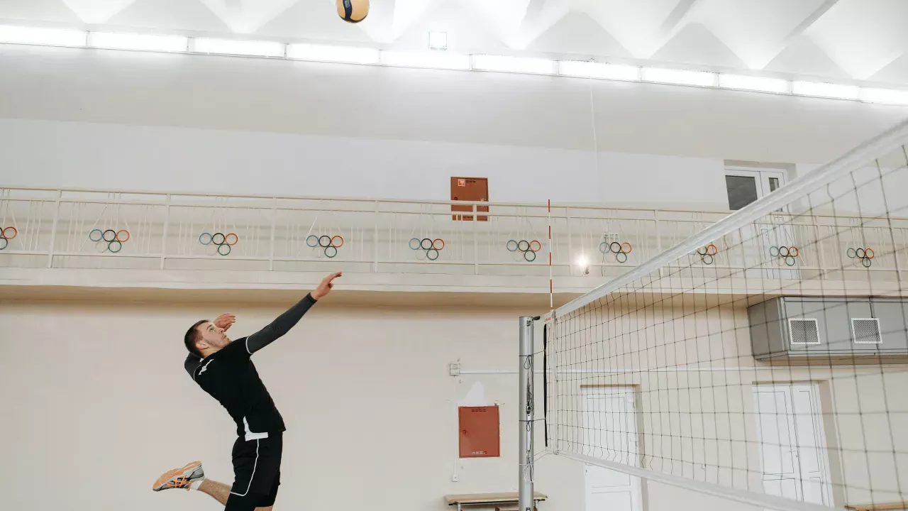 Jak mocno serwować w siatkówce i uniknąć najczęstszych błędów