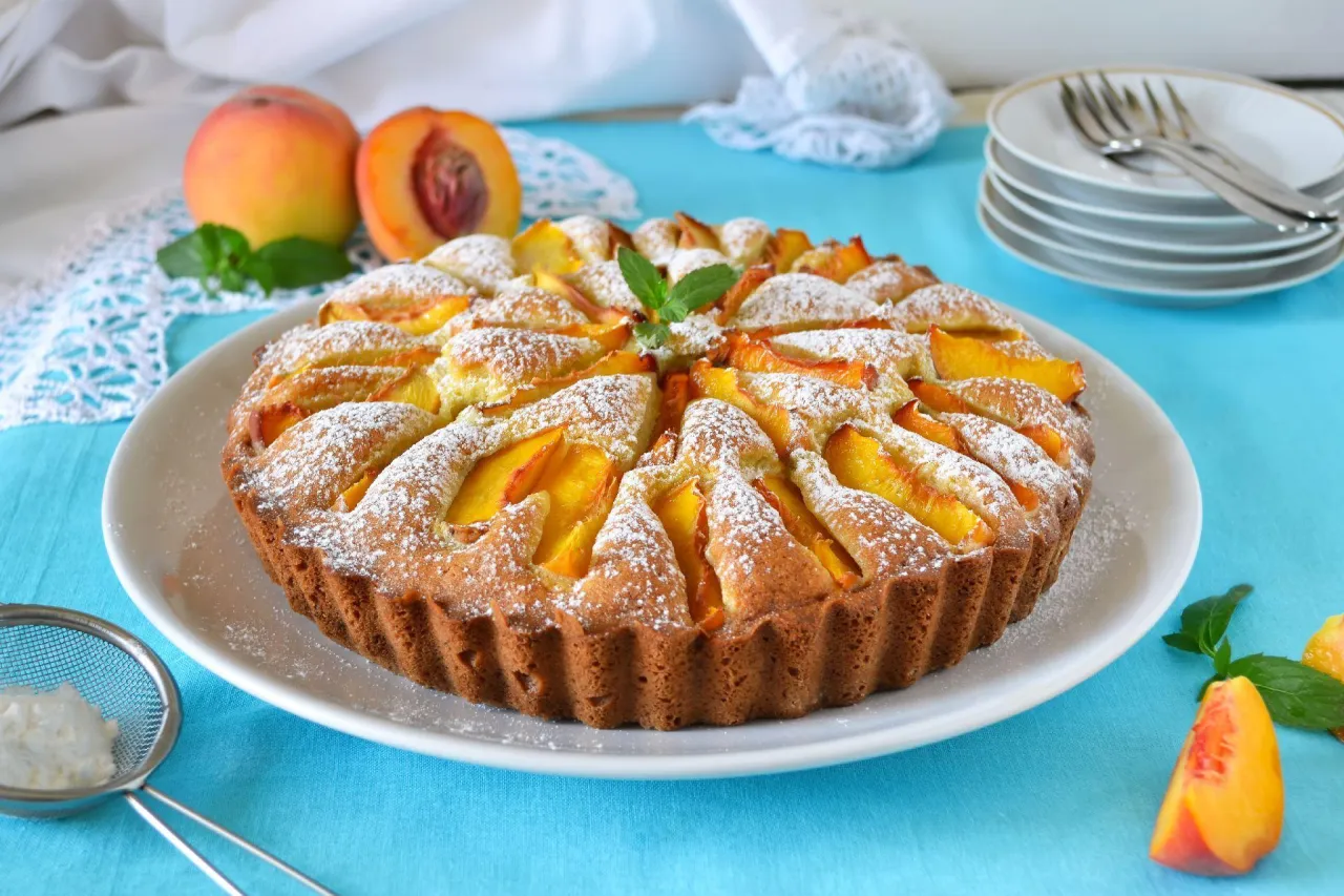 Szybki przepis na ciasto z brzoskwiniami z puszki, które zaskoczy wszystkich