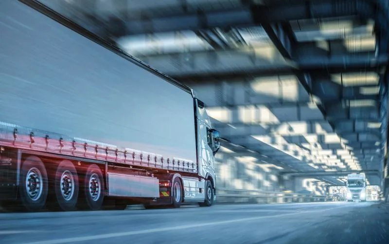 Ile płacą spedycje za km? Sprawdź, jak uniknąć wysokich kosztów transportu