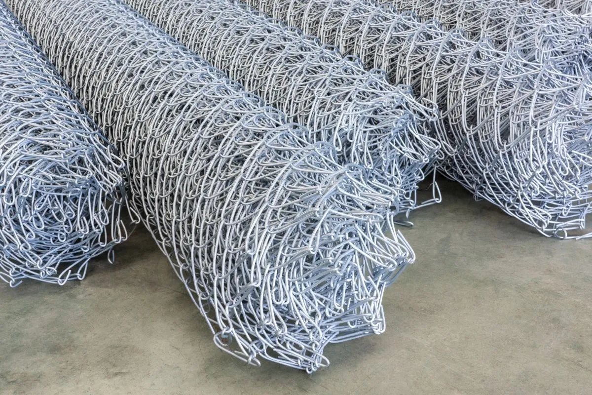 Ocynkowana czy powlekana? Porównanie rodzajów siatek z drutu