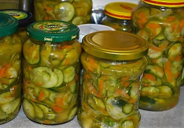 Jak zrobić sałatkę z ogórków na zimę, która zachwyci smakiem i świeżością