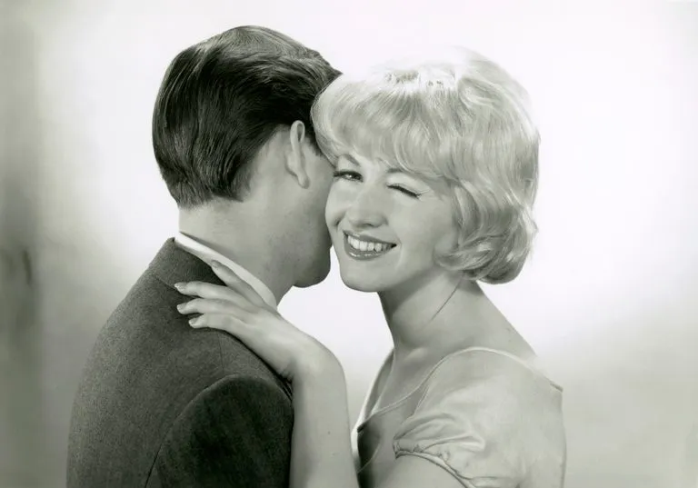 Co oznacza sen o przytulaniu? Odkryj emocjonalne znaczenie snu