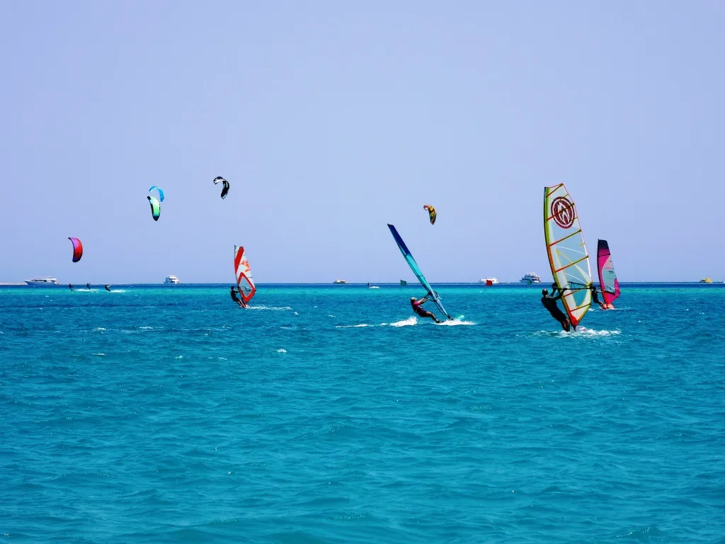 Kitesurfing czy windsurfing – który sport wodny jest lepszy dla Ciebie?
