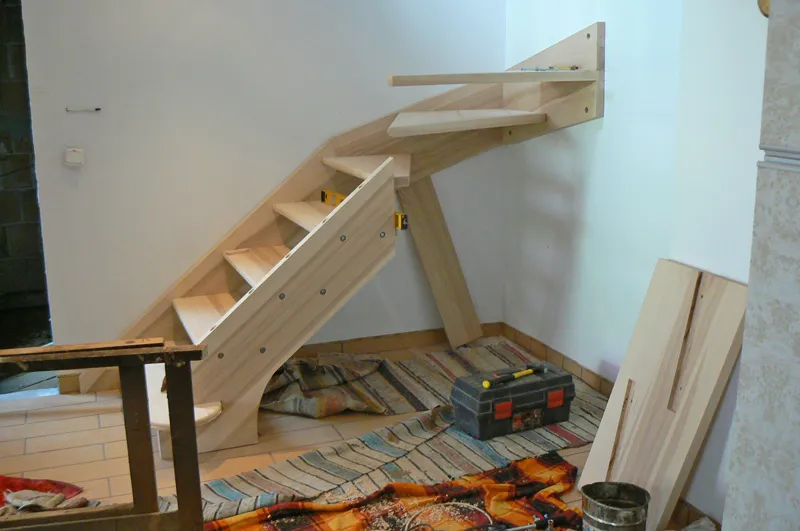 Jak bezpiecznie zamontować schody drewniane do stropu krok po kroku