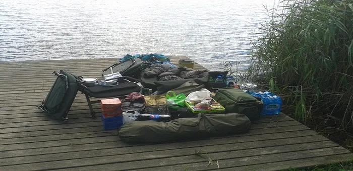 Kompletna lista rzeczy co zabrać na ryby: niezbędny sprzęt wędkarski