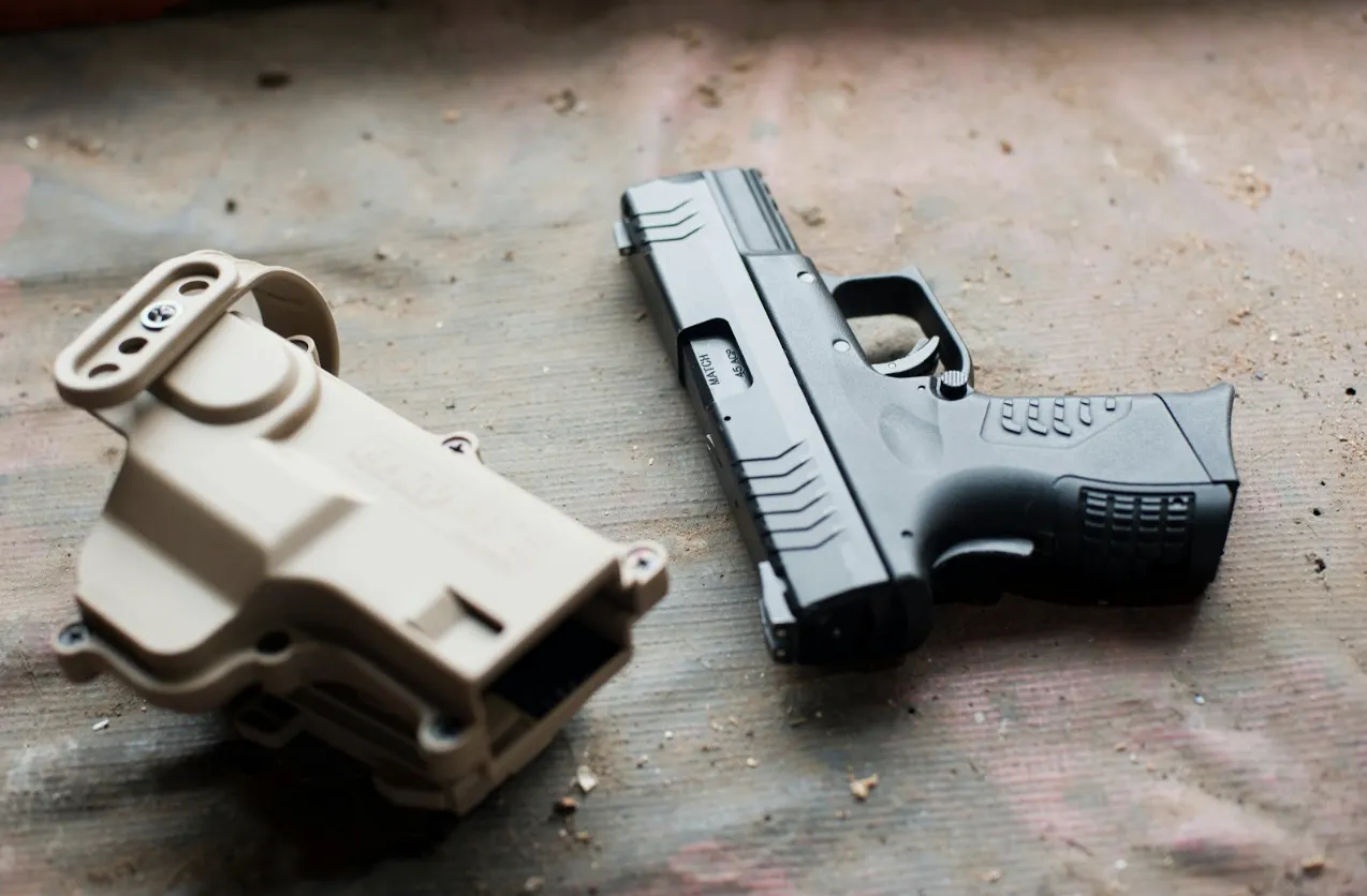 Broń palna a prawo – jakie obowiązki spoczywają na dystrybutorze i kupującym?