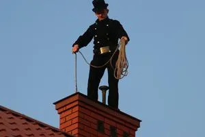 Czym kominiarz czyści komin? Sprawdź skuteczne metody i narzędzia