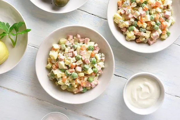 Czy można mrozić sałatki z majonezem? Odkryj, dlaczego nie warto