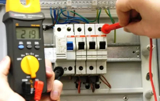 Jak sprawdzić uziemienie w domu i uniknąć niebezpieczeństw elektrycznych