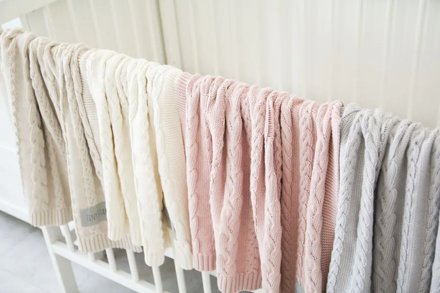 Jak wybrać idealny kocyk dla niemowlaka? Bezpieczeństwo, rozmiar i materiał