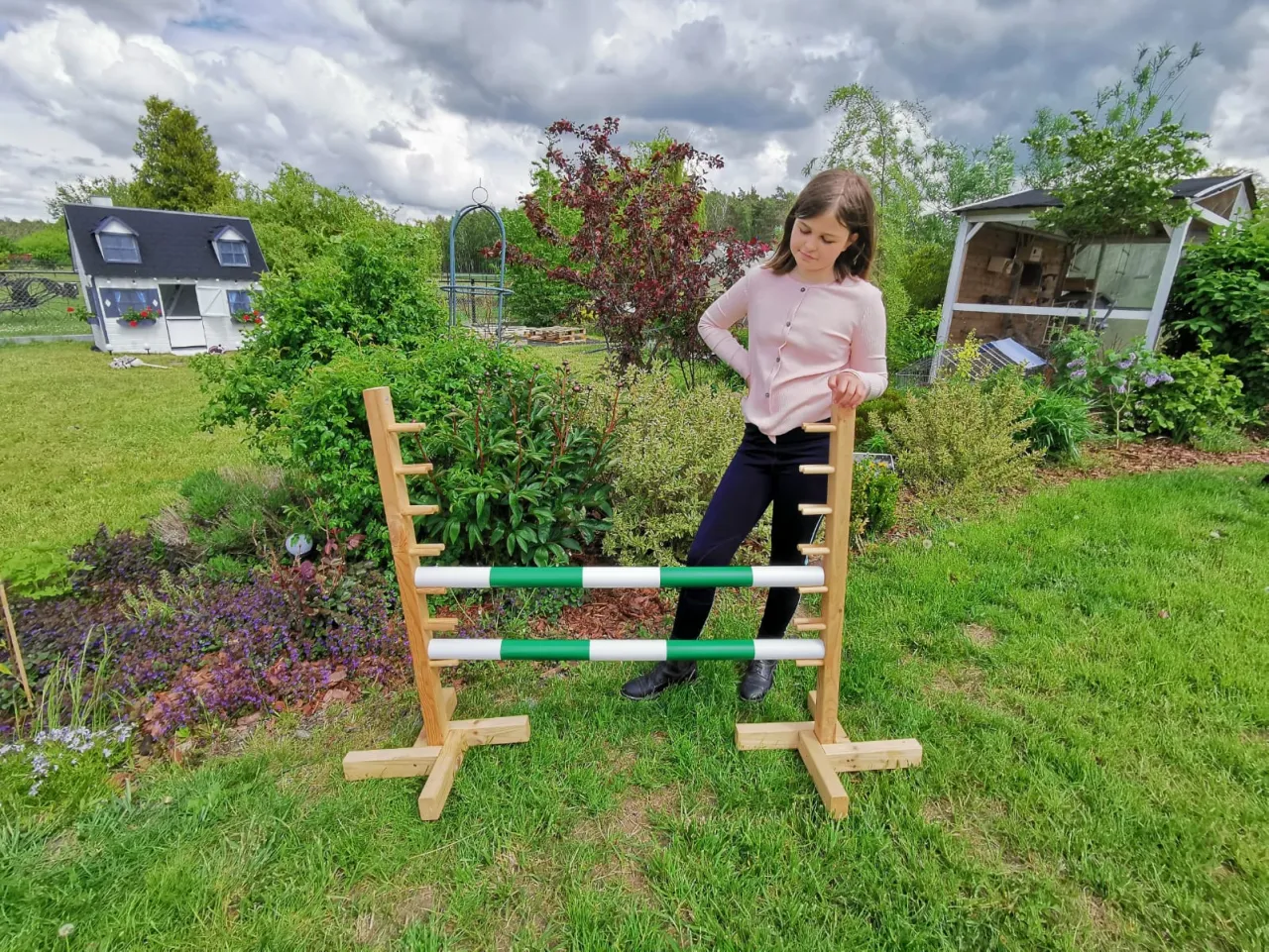 Jak poprzeczka przeszkody na torze jeździeckim wpływa na skoki? Jak poprzeczka przeszkody na torze jeździeckim wpływa na skoki?