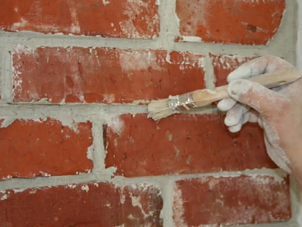 Jak wyczyścić starą cegłę z zaprawy i przywrócić jej blask bez uszkodzeń