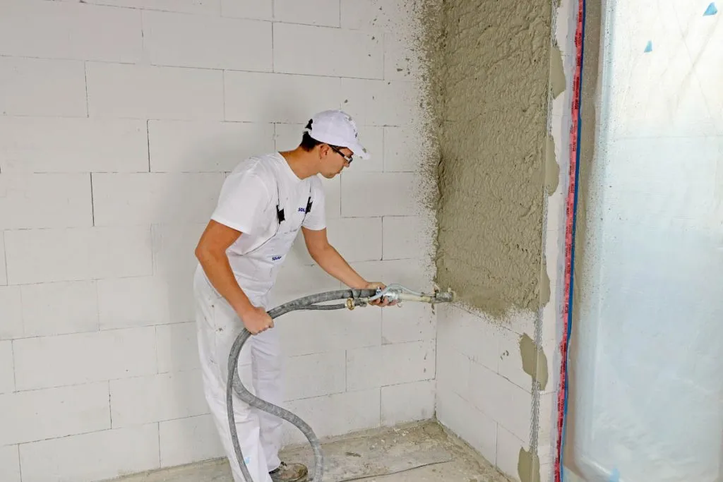 Tynki maszynowe czy ręczne? Porównanie zalet i wad obu metod