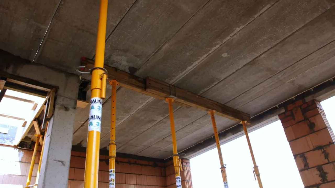 Prawidłowe rozszalowanie stropu - poznaj bezpieczne terminy demontażu