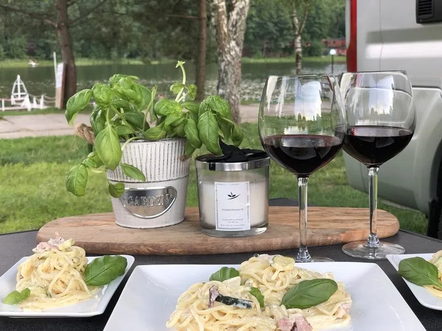 Co gotować w kamperze? 10 prostych przepisów na smaczne dania