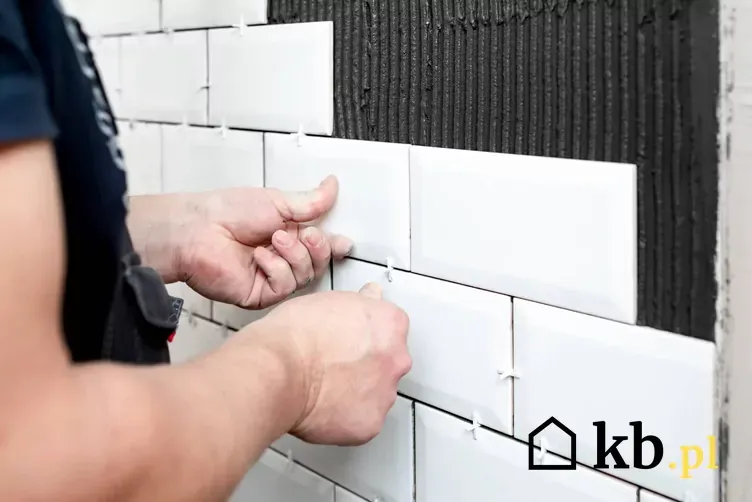 Jak myć kafelki bez smug? 7 skutecznych sposobów na lśniące płytki