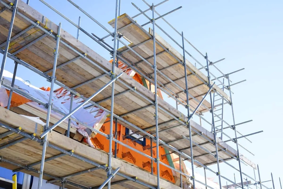 Drewniane rusztowanie: Budowa, przepisy i bezpieczeństwo BHP