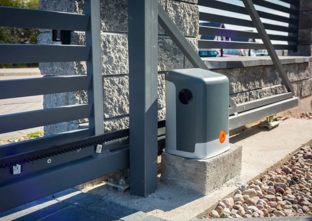 Kotwa do montażu bram i furtek w słupkach betonowych - jak wybrać i zamontować?