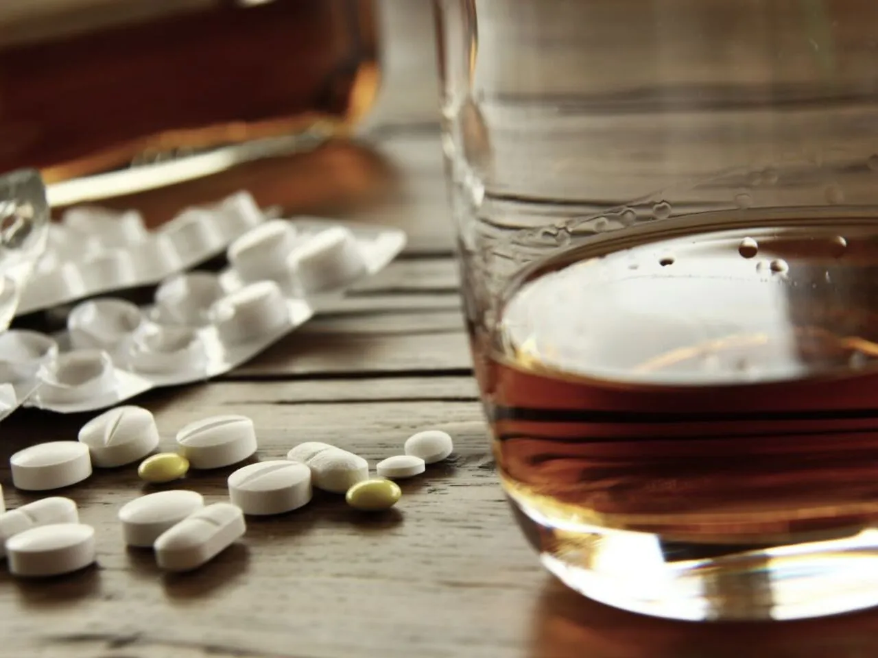 Czy alkohol rozrzedza krew? Prawda i ryzyko interakcji z lekami