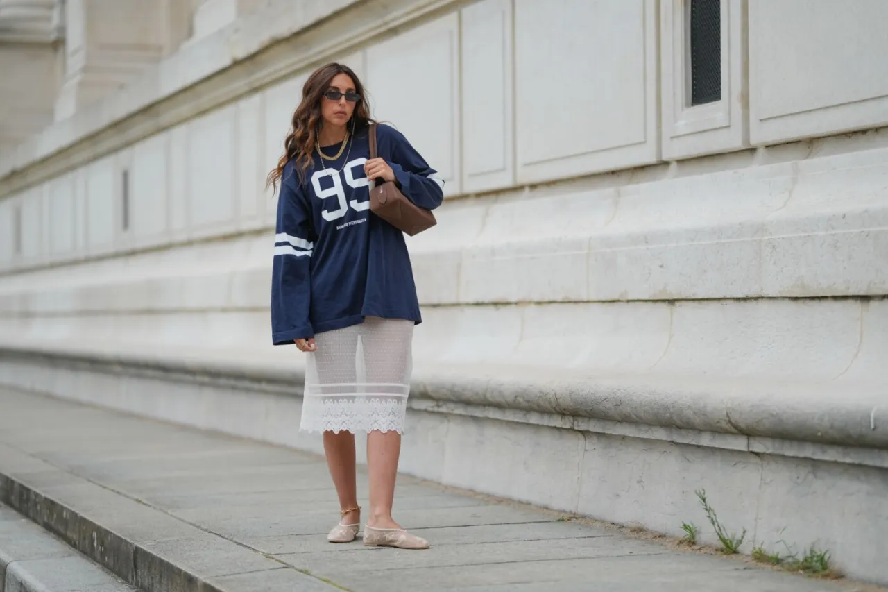 Jakie buty do dresowej spódnicy – unikaj modowych faux pas