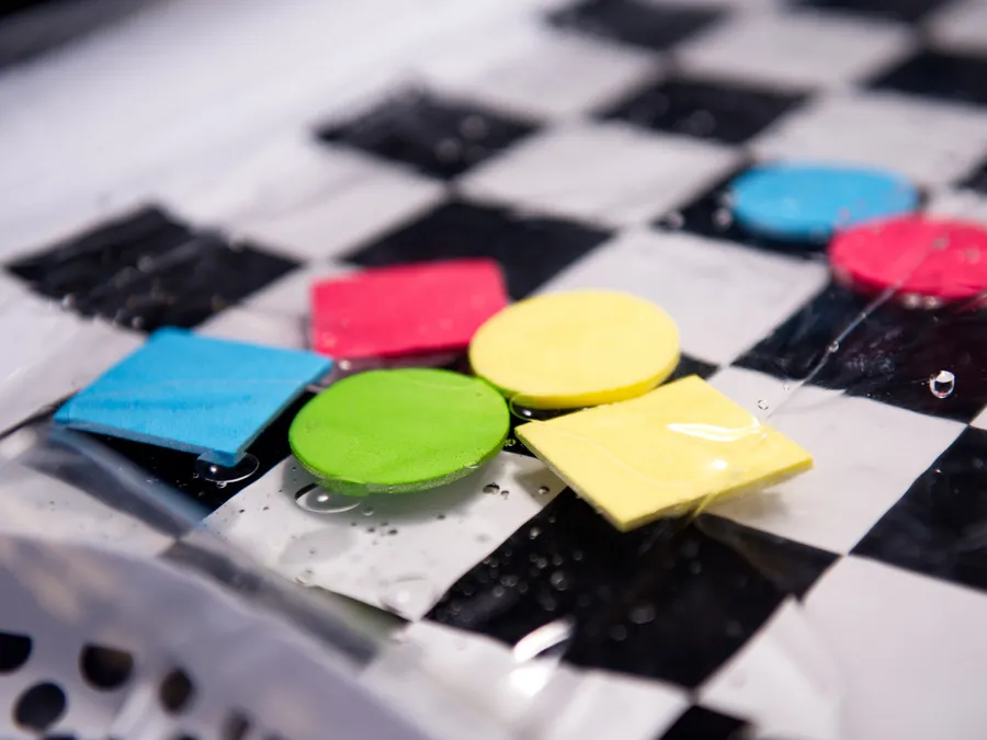 Wodna mata sensoryczna – bezpieczna zabawa rozwijająca zmysły dziecka