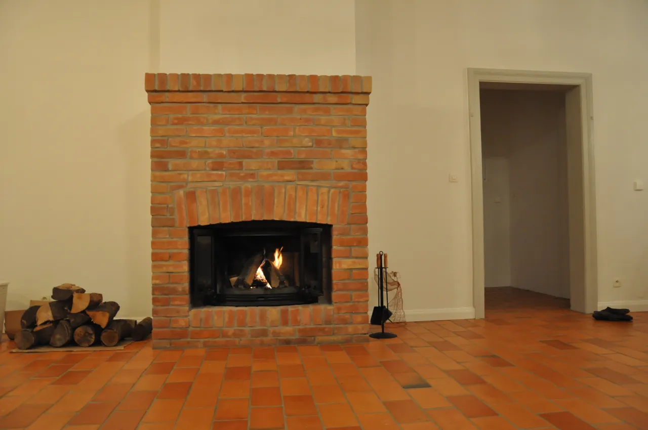 Jaką cegłę na kominek wybrać, aby uniknąć kosztownych błędów?