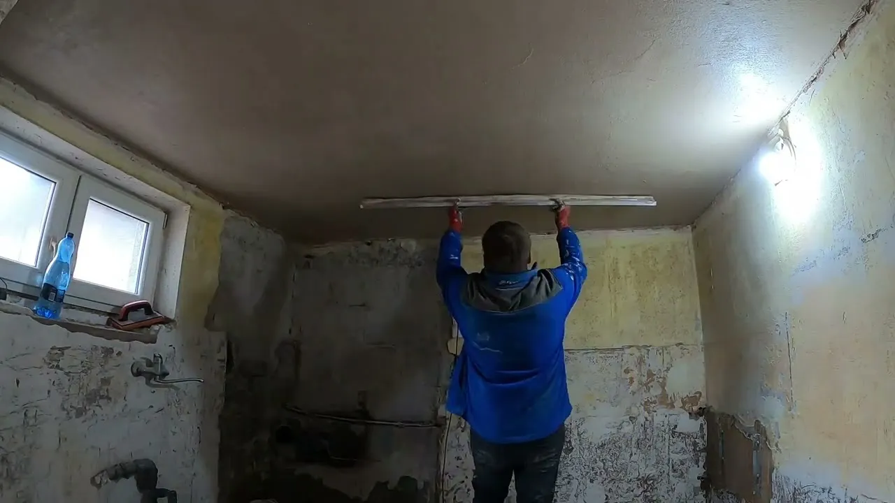 Jak położyć tynk na suficie: 9 kroków do idealnej powierzchni