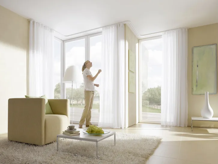 Karnisz sufitowy w aranżacjach wnętrz: inspirujące pomysły