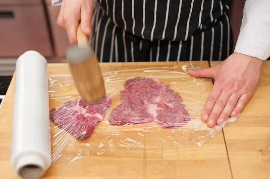 Jak kroić wołowinę na bitki, aby mięso było zawsze delikatne?
