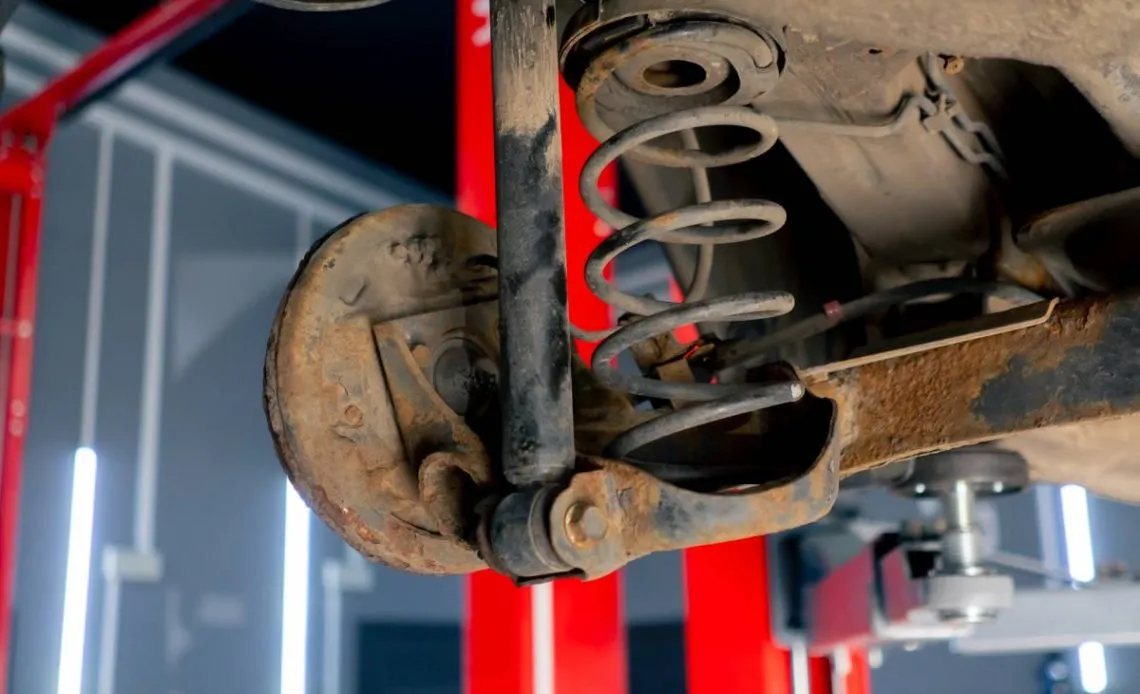 4 podstępne objawy uszkodzenia gniazda amortyzatora. Reaguj!