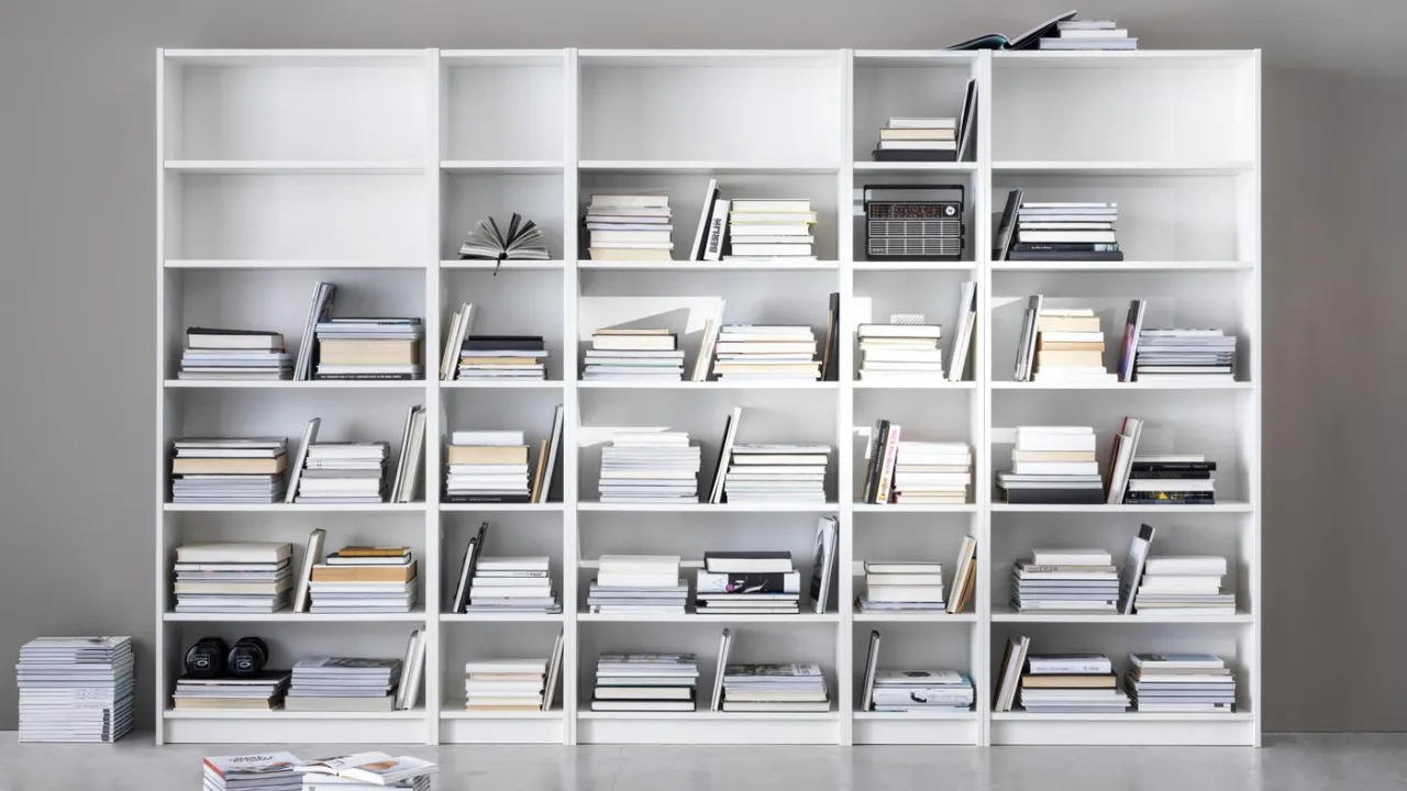 Najlepsze regały na książki IKEA: funkcjonalne modele do 2000 zł
