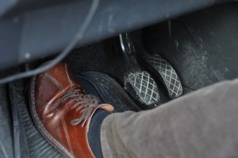 Jak trzymać nogę na sprzęgle, aby uniknąć kosztownego zużycia?