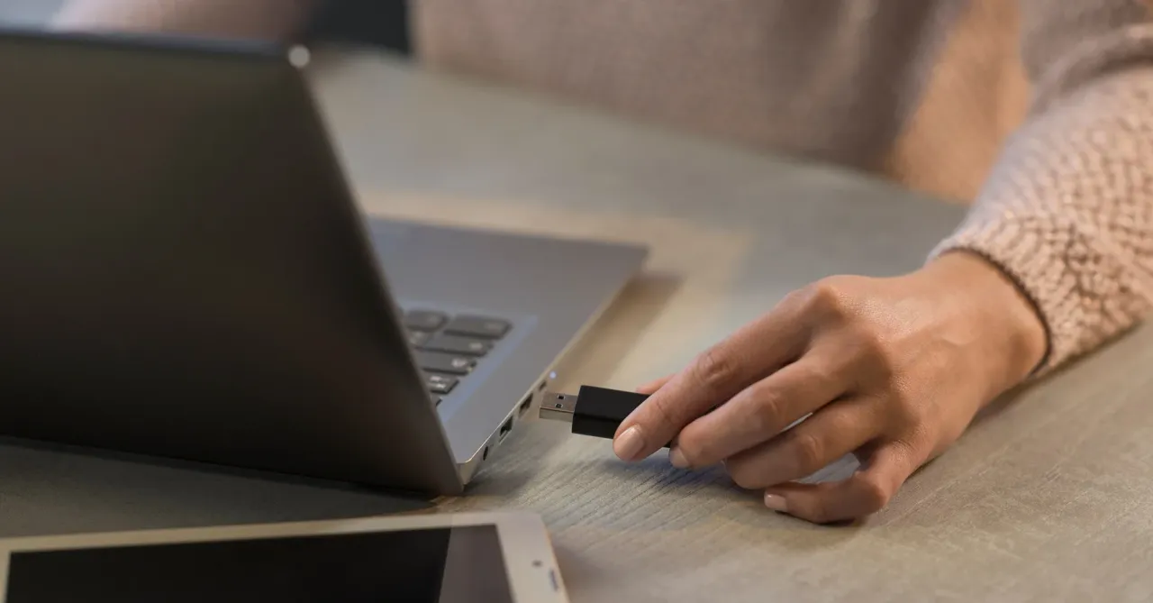 MacBook nie widzi pendrive'a? Jak otworzyć i naprawić!