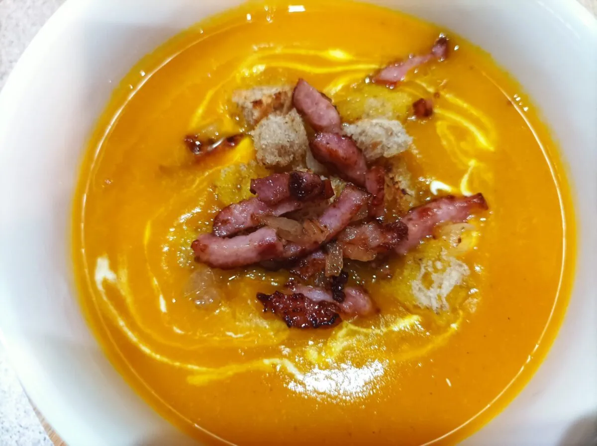 Zupa dyniowa jak zrobić – prosty przepis na rozgrzewający smak