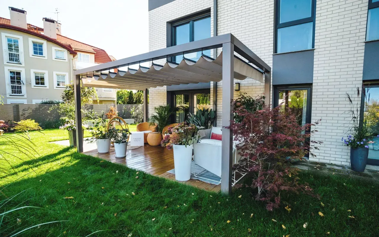 Jak zaplanować, zadaszyć i urządzić idealne miejsce do wypoczynku na tarasie narożnym