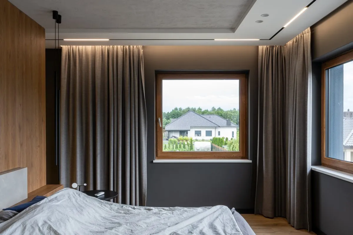 Jakie zasłony do szarych ścian i brązowych mebli - uniknij błędów w wyborze