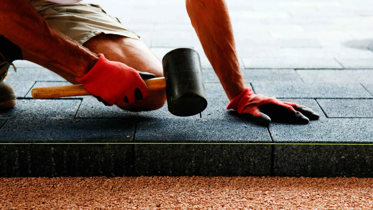 Jak wyjąć kostkę brukową? Prosty poradnik krok po kroku