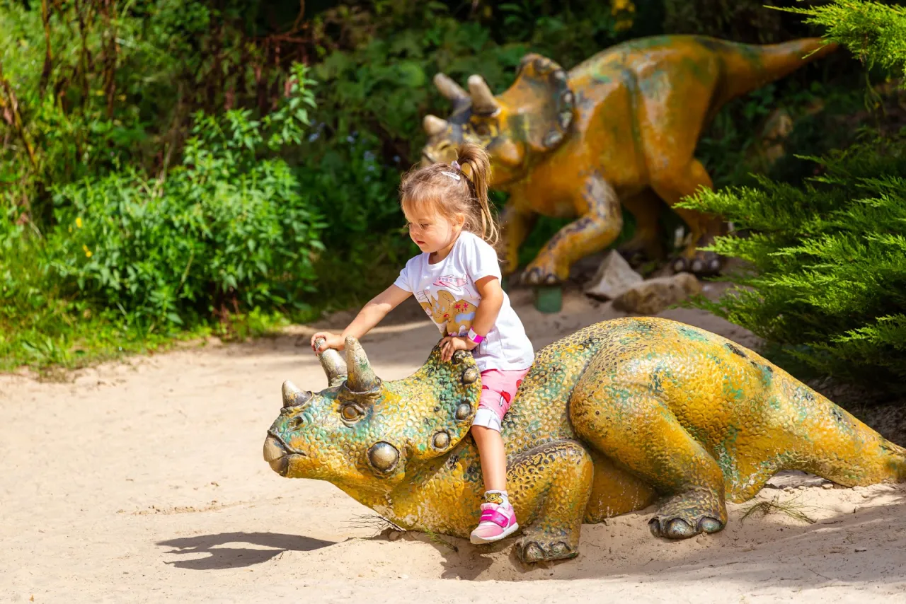 Gdzie z dzieckiem w góry świętokrzyskie? Odkryj najlepsze trasy i atrakcje