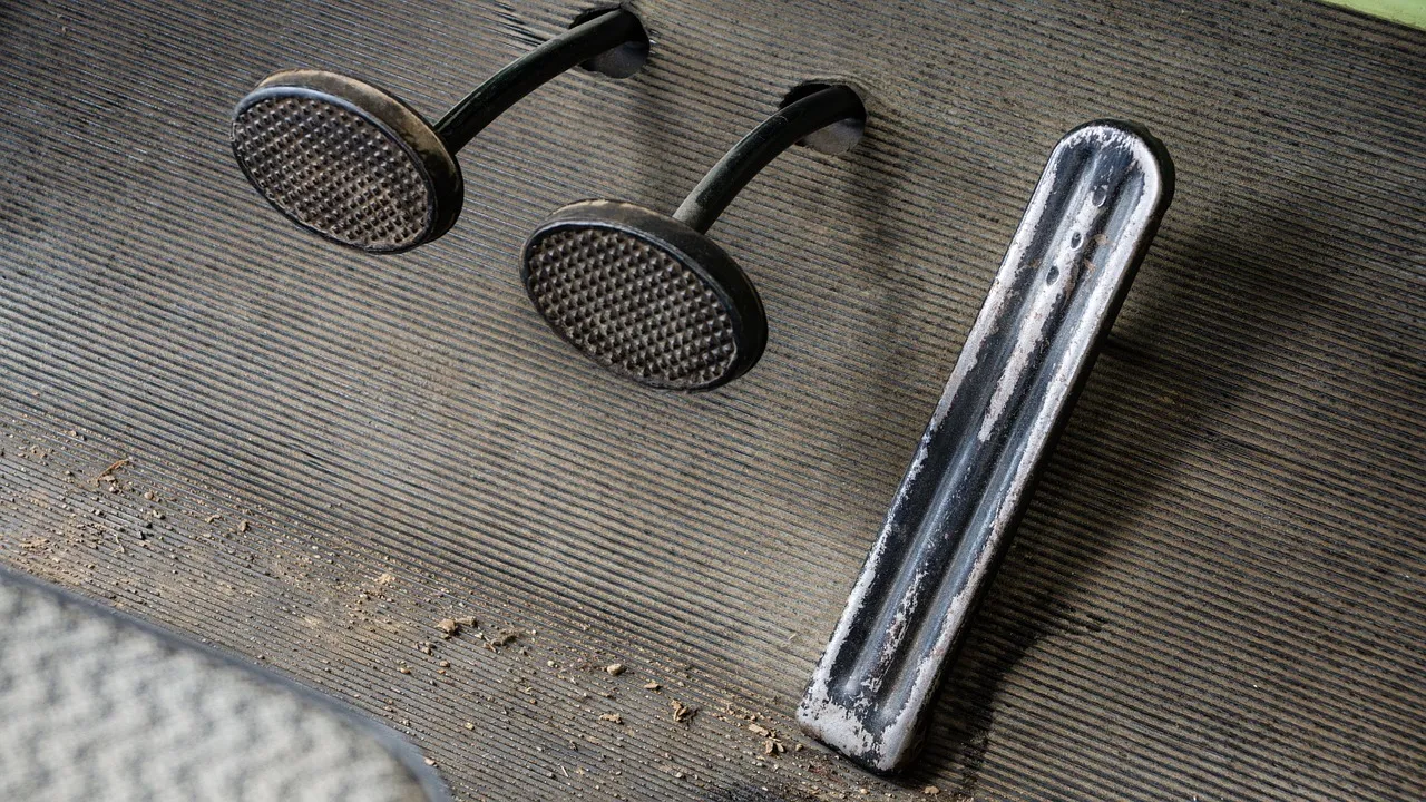 Kiedy wciskać sprzęgło, aby uniknąć zgaśnięcia silnika i błędów?