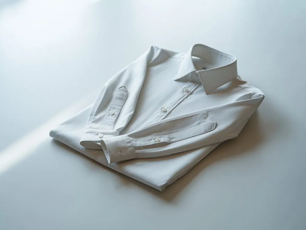 Jak składać bluzki z długim rękawem, aby uniknąć zagnieceń