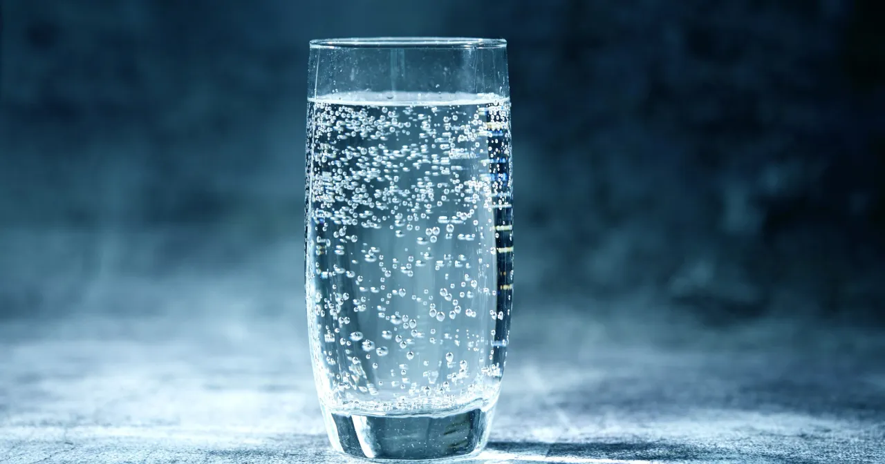 Czy można pić wodę gazowaną przed badaniem krwi? Sprawdź skutki