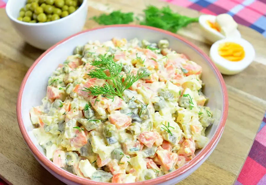 Ile kalorii ma sałatka jarzynowa? Sprawdź, co naprawdę zawiera