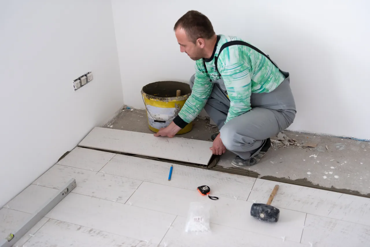 Jak kłaść kafelki na podłodze: uniknij najczęstszych błędów