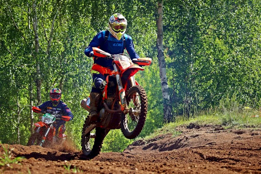 Co je to enduro? Odkryj fascynujący świat motocyklowego sportu