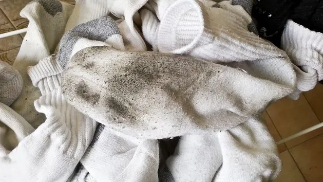 Jak skutecznie doprać brudne skarpetki i pozbyć się nieprzyjemnych zapachów