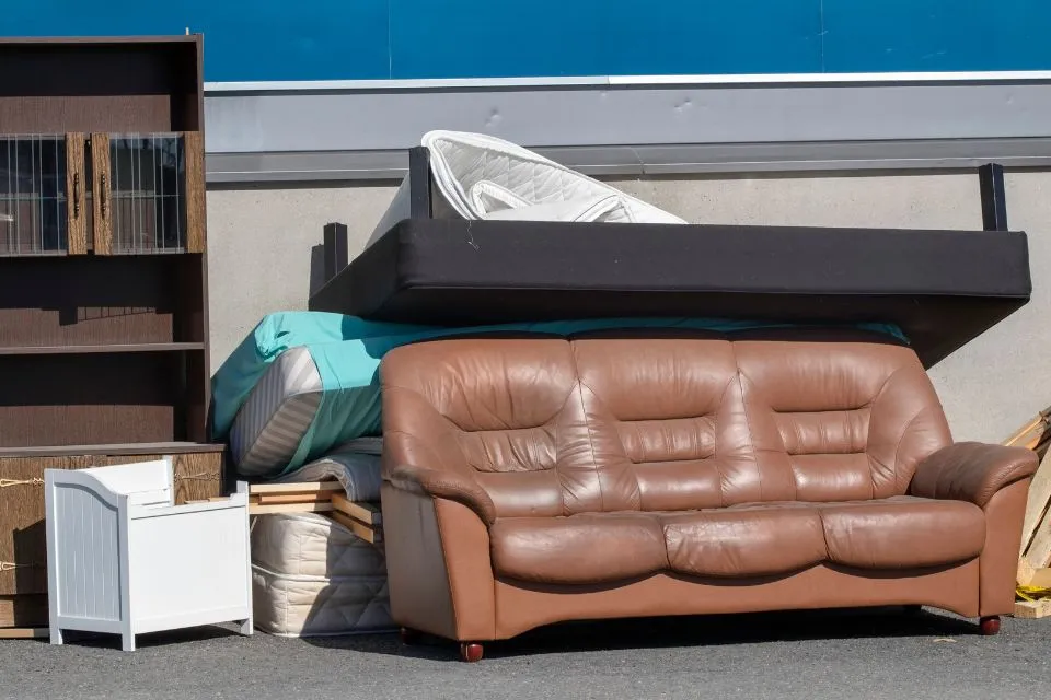 Gdzie można oddać meble za darmo i uniknąć dodatkowych kosztów