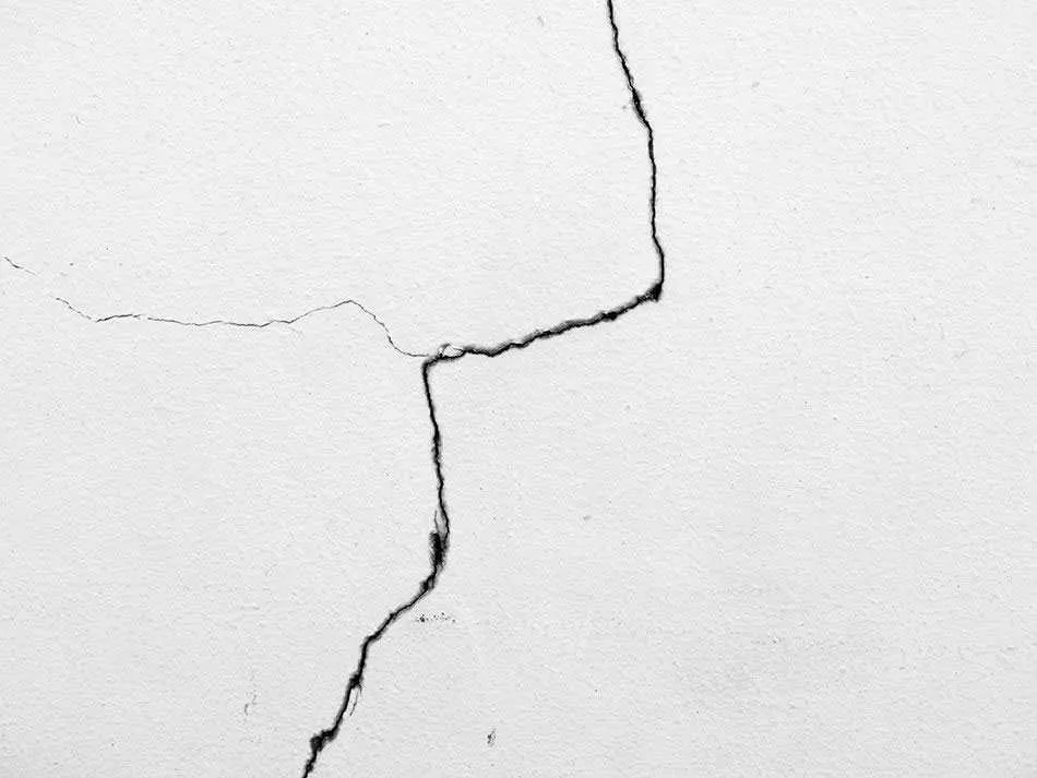 Pękające ściany nośne: przyczyny, zagrożenia i skuteczne naprawy